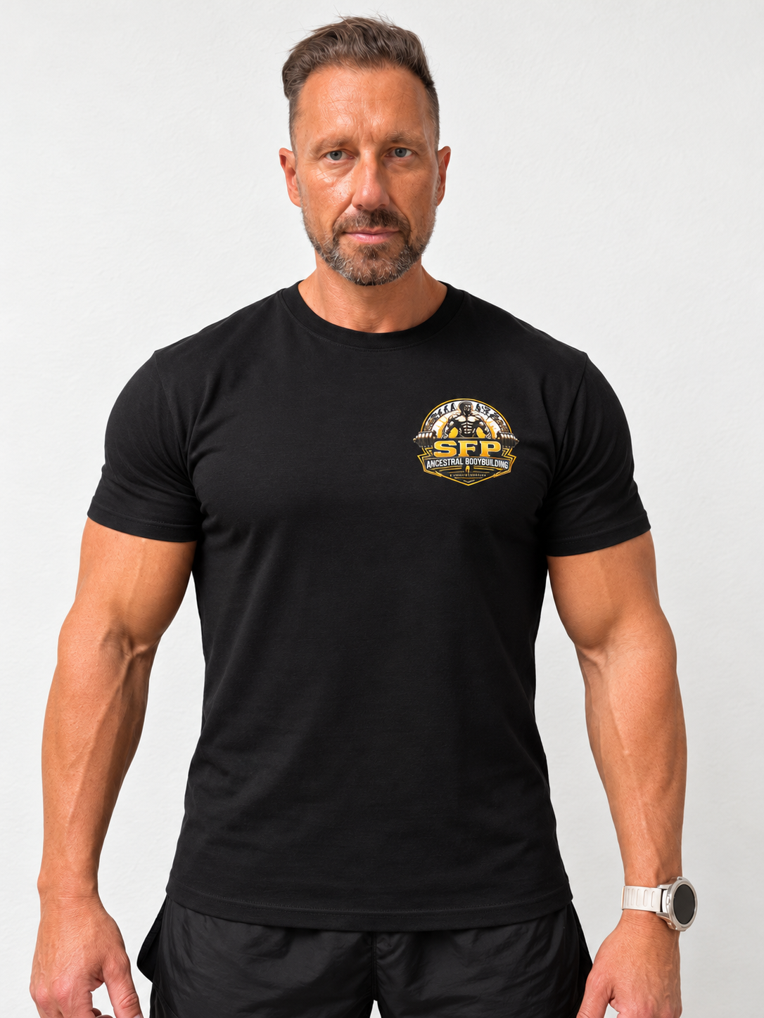 Vista frontal de la camiseta negra SFP con el emblema en el pecho