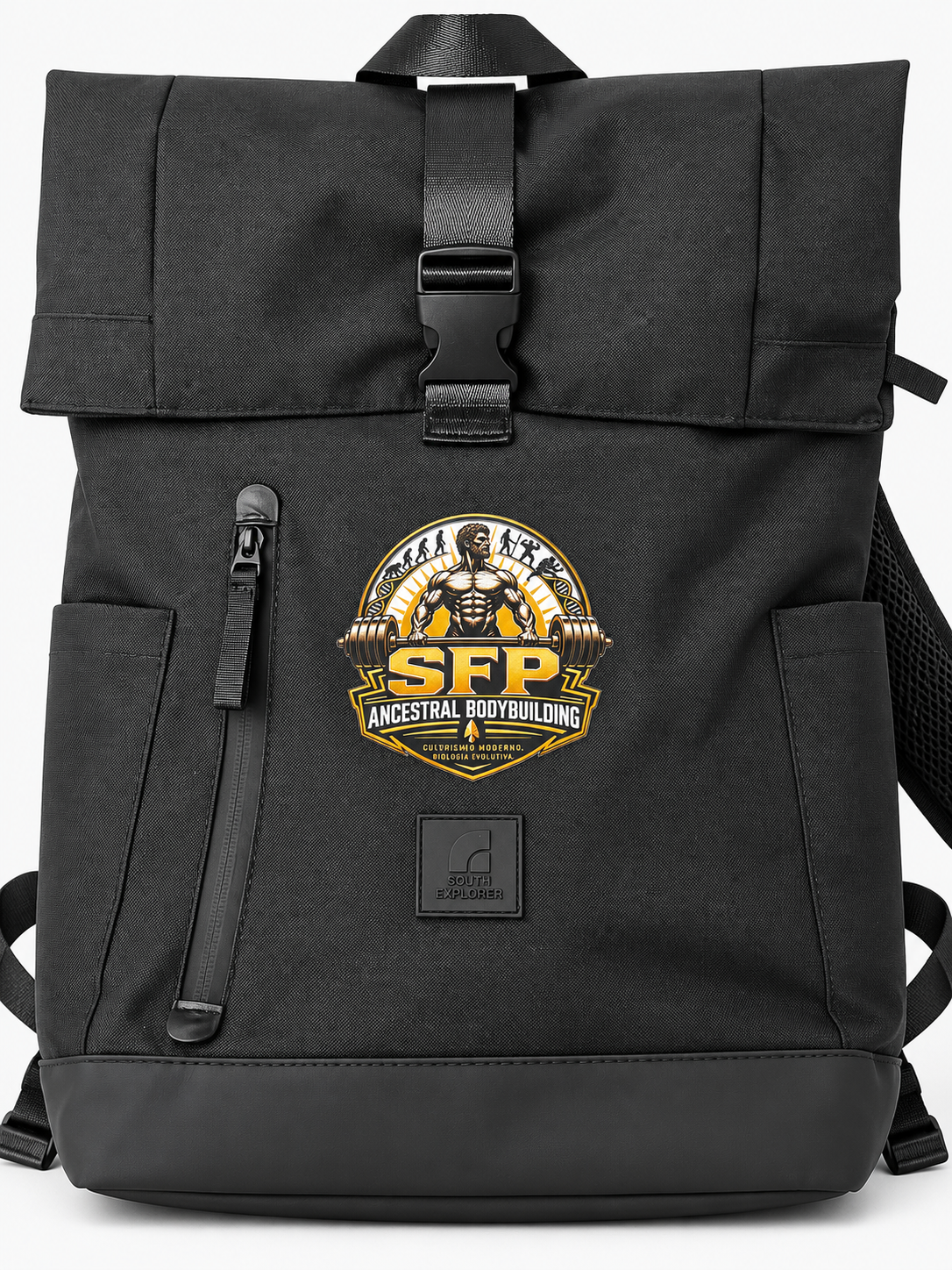Mochila SFP negra, vista frontal con cierre de solapa