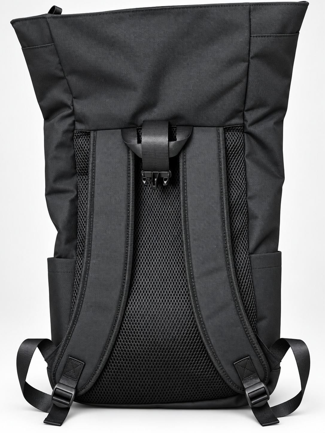 Mochila negra SFP, vista posterior de tirantes y respaldo acolchado